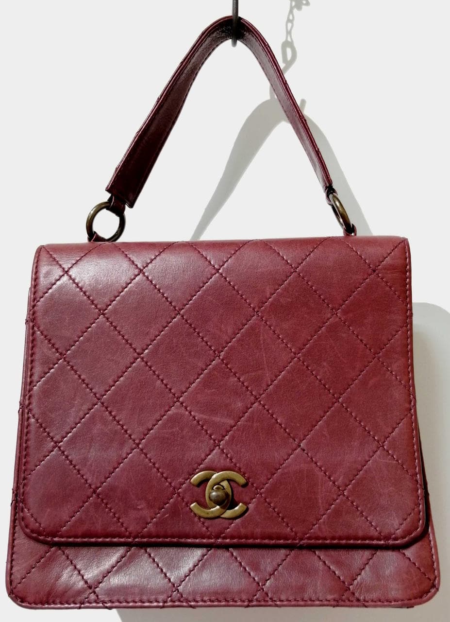 Matelassé flap handbag with scratches, turn lock