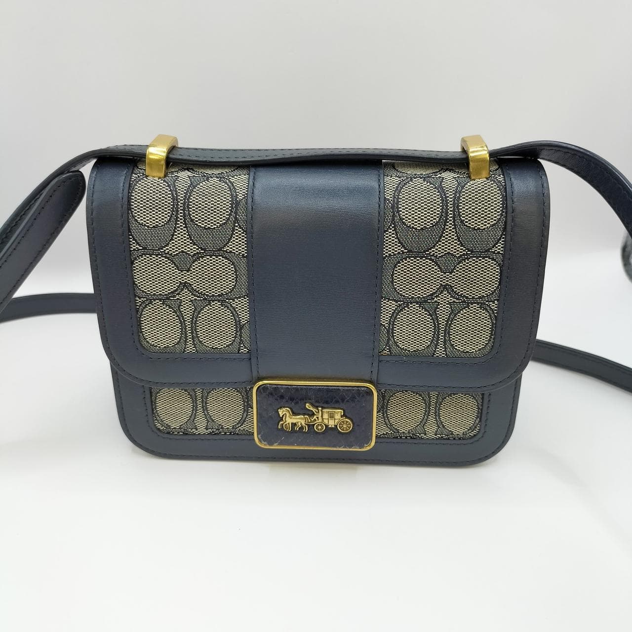 Signature Shoulder Bag L2081-C3760